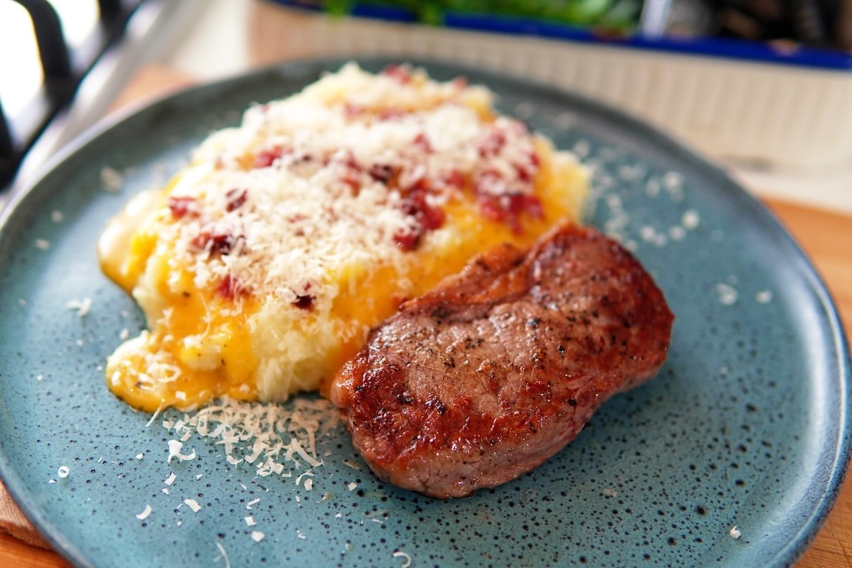 Carne grelhada com purê carbonara
