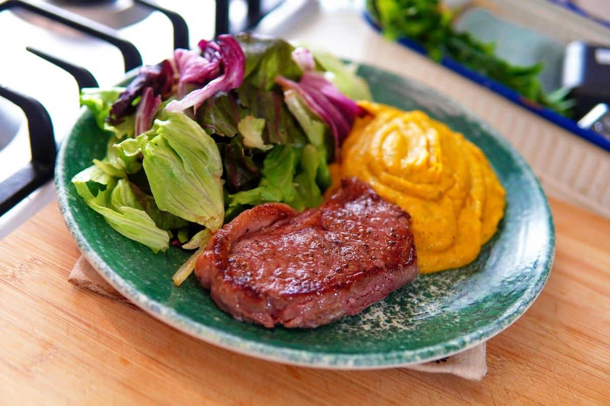Carne grelhada com purê de abóbora e mix de folhas