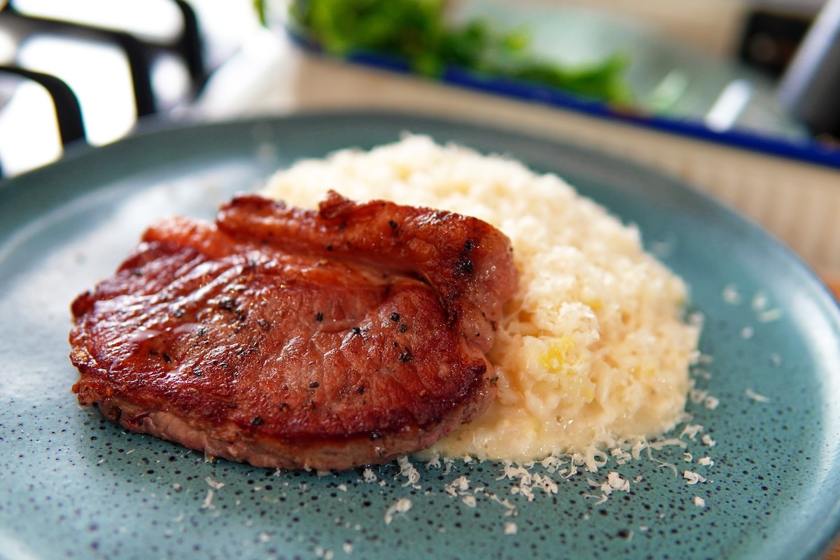 Carne grelhada com risoto de alho poró