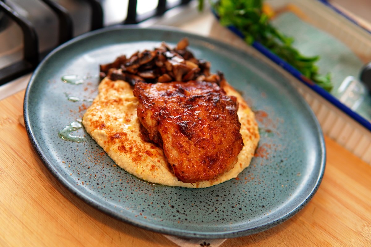 Frango marinado no iogurte com homus tahine