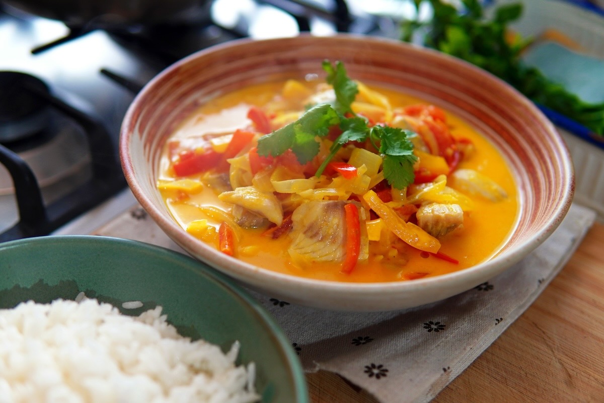 Moqueca de peixe com dendê e leite de coco