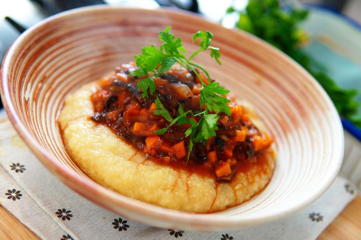 Polenta com ragú de cogumelos